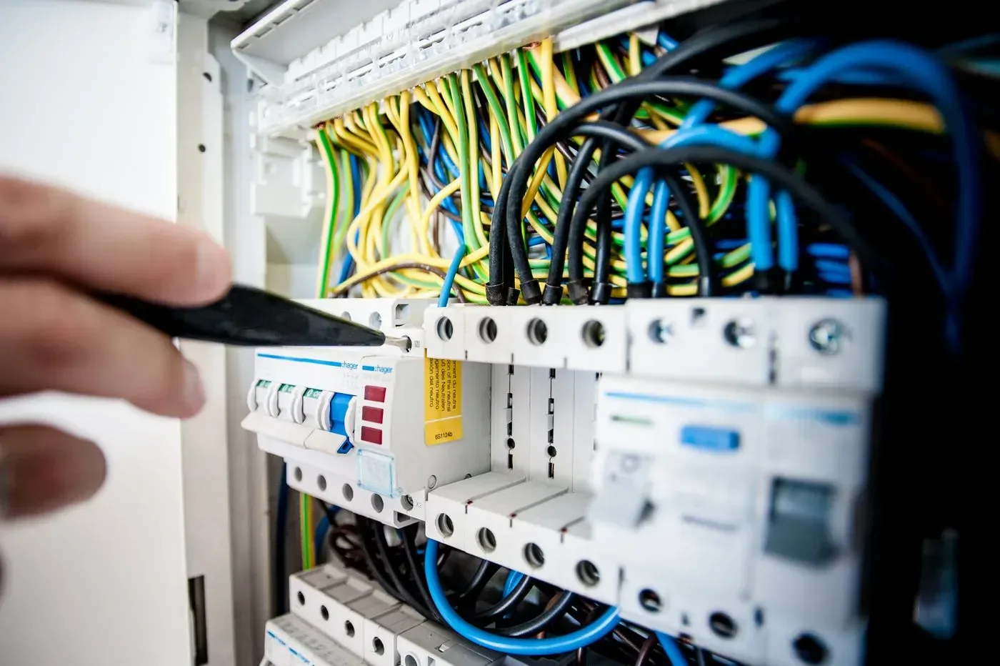 Électricien câblant un tableau pour une installation domotique à Bobigny