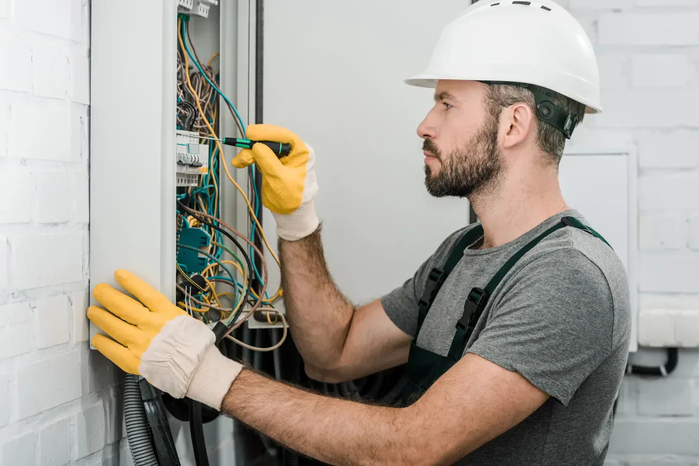 Programmation d'un module connecté KNX lors d'une intervention en Seine-Saint-Denis